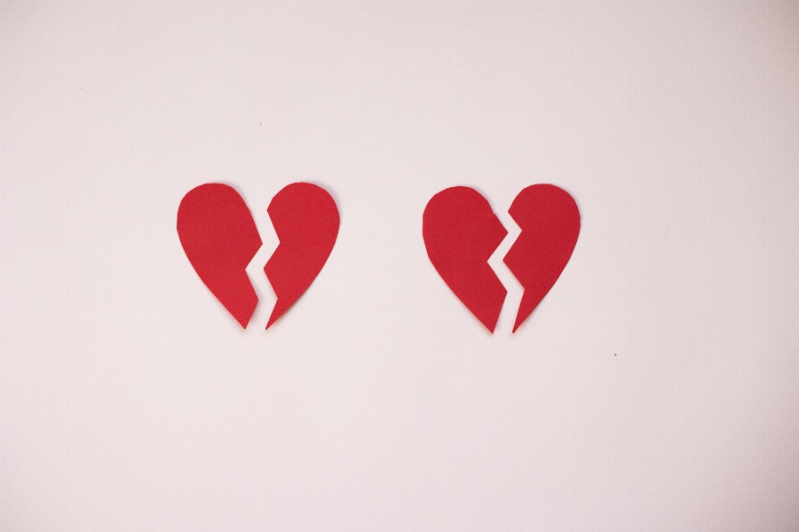 Apsveikuma e-kartiņa Divas sarkanas salauztas sirdis uz balta fona