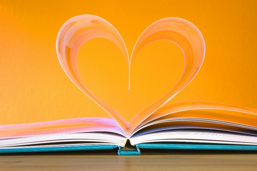 Apsveikuma e-kartiņa Grāmata - sirds izveidota no lapām