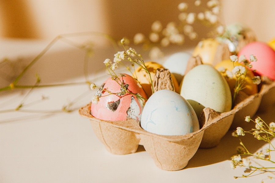 Apsveikuma e-kartiņa Krāsainas lieldienu olas ar puķītēm uz galda
