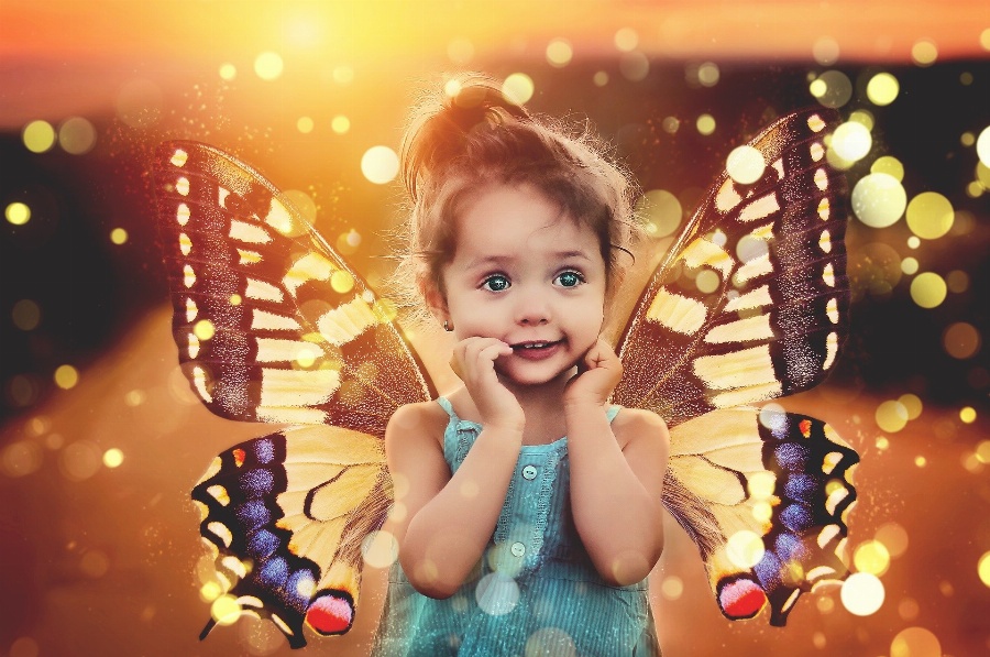 Apsveikuma e-kartiņa Meitene ar spārniņiem un lielām acīm