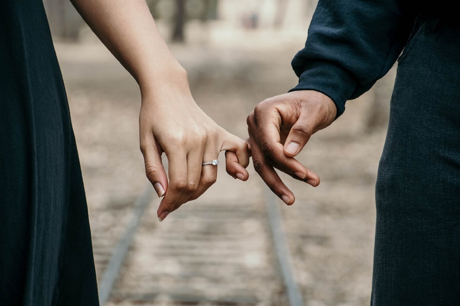 Apsveikuma e-kartiņa Romantiski pāris tur rokas