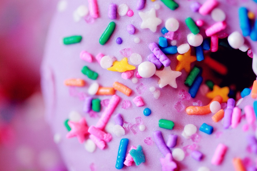Apsveikuma e-kartiņa Rozā kūka ar krāsaini apkastītiem saldumiem