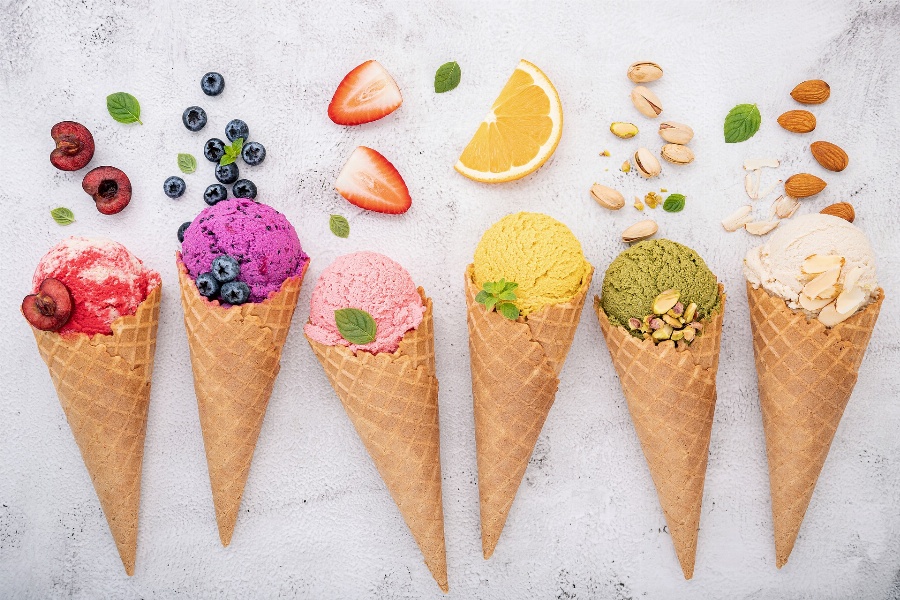 Greeting e-card Ice cream with various fillings