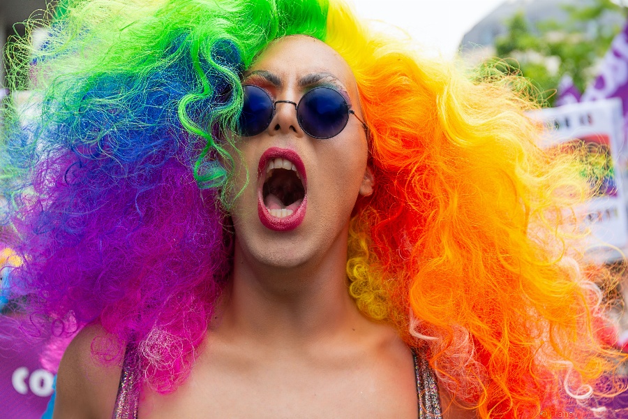 Apsveikuma e-kartiņa Sievietes portrets ar atvērtu muti un krāsainiem matiem