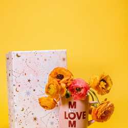 Apsveikuma e-kartiņa Ar mīlestību mammai - krūzīte ar puķēm un dāvanu