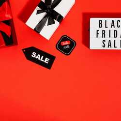 Apsveikuma e-kartiņa: Black friday sale melnās piekdienas izpārdošana dāvanas uz sarkana fona
