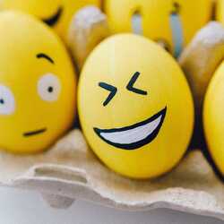 Dzeltenas olas ar dažādām sejas izteiksmēm tuvplāns