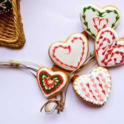 Izkrāsoti sirdsveida cepumi