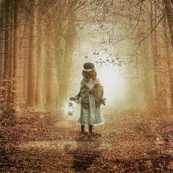 Apsveikuma e-kartiņa: Meitene ar laternu mistiskā mežā