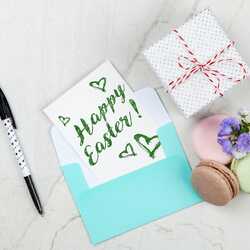 Priecīgas lieldienas uzraksts ar saldumiem