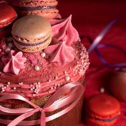 Apsveikuma e-kartiņa: Rozā dzimšanas dienas torte ar saldumiem