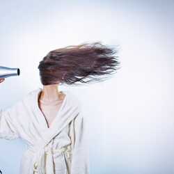 Apsveikuma e-kartiņa: Sieviete žāvē matus