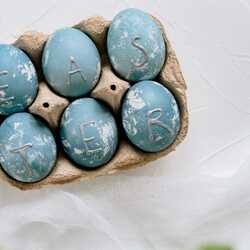 Zilas lieldienu olas ar uzrakstu easter