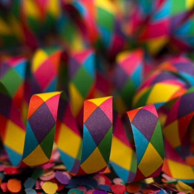Krāsaini konfeti papīrīši e-kartiņa