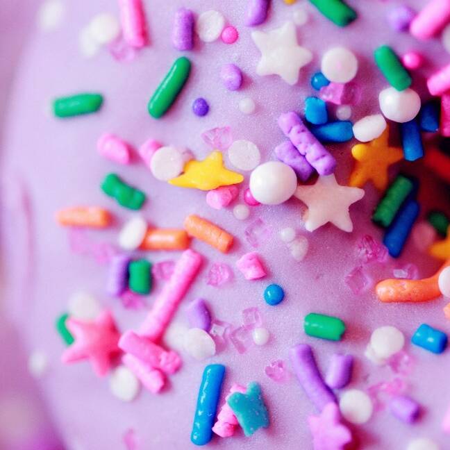 Rozā kūka ar krāsaini apkastītiem saldumiem e-kartiņa