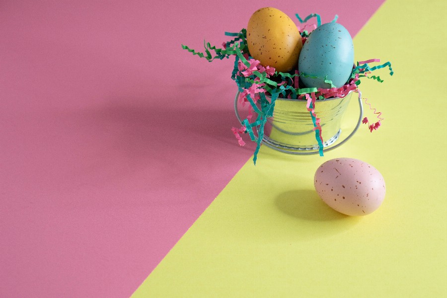 Apsveikuma e-kartiņa Trīs krāsu lieldienas olas uz rozā dzeltena fona