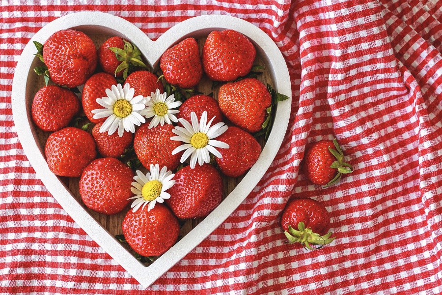 Greeting e-card Strawberries in a heart-shaped container