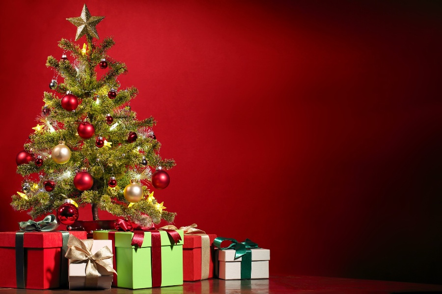 Apsveikuma e-kartiņa Ziemassvētku kartiņa ar eglīti un dāvanām